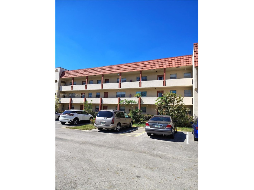 BEAUTIFUL UPDATED 2/2 UNIT IN PRESTIGIOUS SUNRISE LAKES PHASE I - Beach Condo for sale in Sunrise, Florida on Beachhouse.com