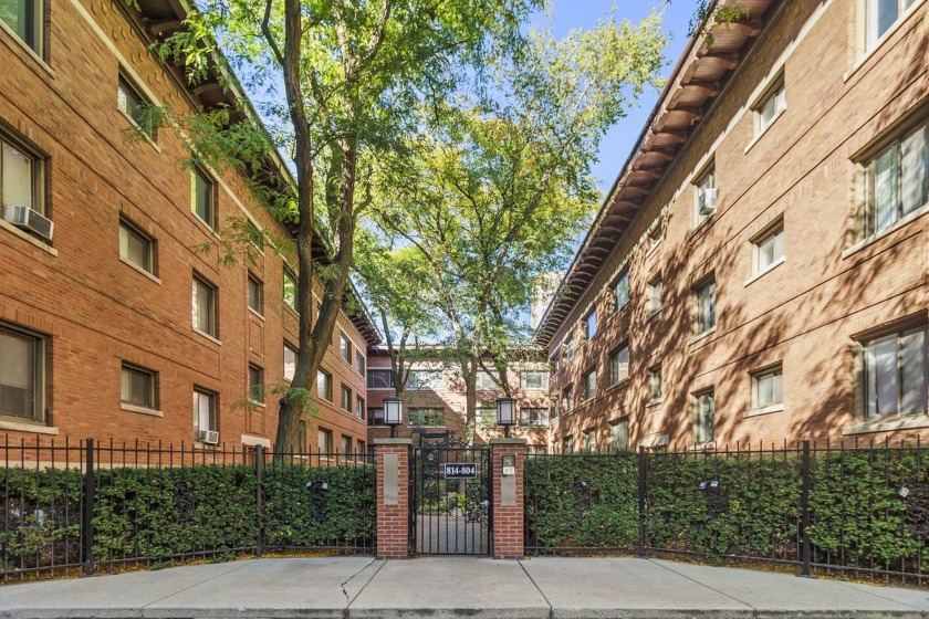 Freshly updated and rehabbed, this top floor, south-facing condo - Beach Home for sale in Chicago, Illinois on Beachhouse.com