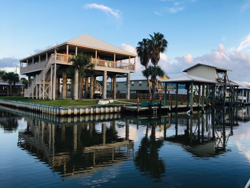 This custom 3bed/2bath home offers over 200 foot of waters edge - Beach Home for sale in Horseshoe Beach, Florida on Beachhouse.com