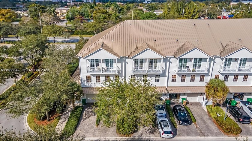 Beautifully maintained townhouse offering 1,682 sq ft of refined - Beach Condo for sale in Davie, Florida on Beachhouse.com