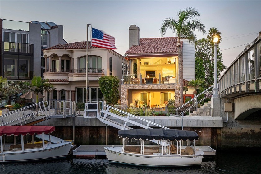 Welcome to 212 Rivo Alto Canal, a wonderful Naples waterfront - Beach Home for sale in Long Beach, California on Beachhouse.com