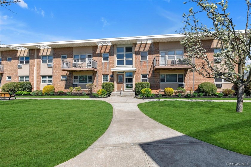 Beautifully Maintained 1 Bedroom, 1 Bath Corner Unit on the - Beach Home for sale in Oceanside, New York on Beachhouse.com