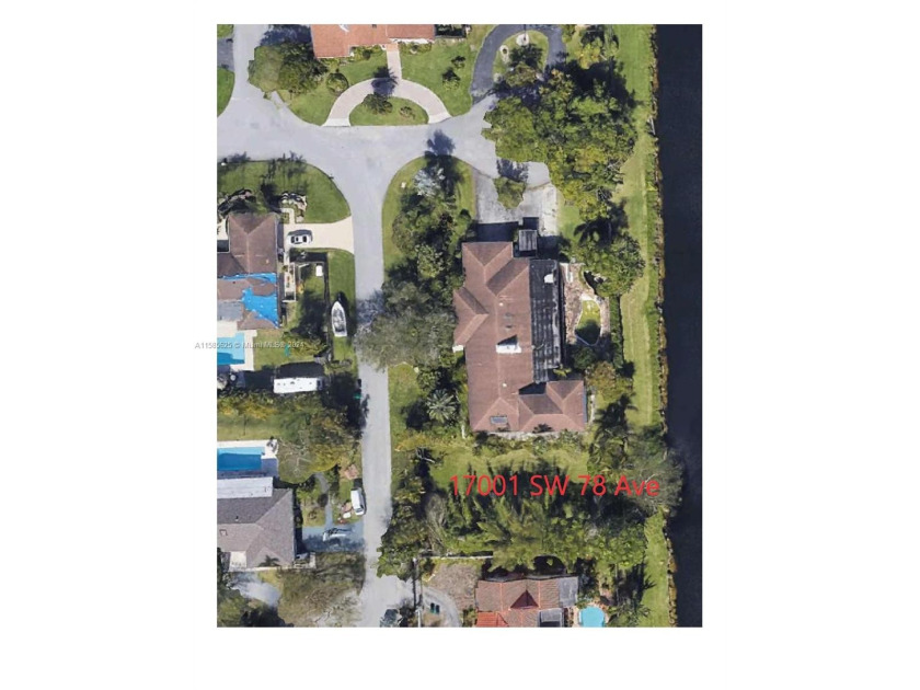 Large builder's acre (39,407 sq. ft.) double lot on large - Beach Home for sale in Palmetto Bay, Florida on Beachhouse.com