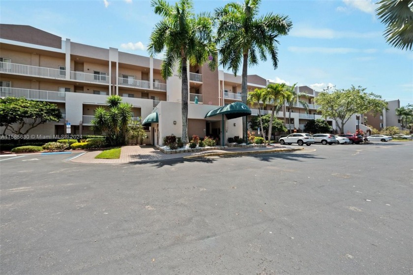 IF YOU ARE LOOKING FOR A 4TH FLOOR  END UNIT CONDO WITH A - Beach Condo for sale in Tamarac, Florida on Beachhouse.com