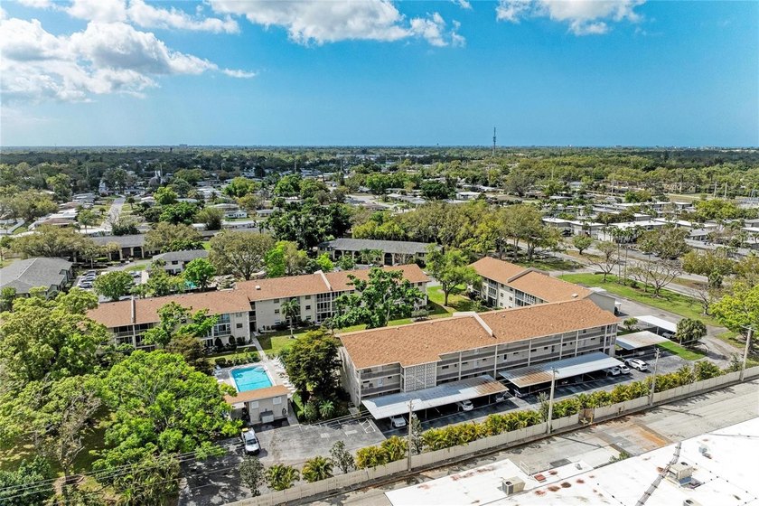 Bright, spacious, and ideally located in the heart of Sarasota! - Beach Condo for sale in Sarasota, Florida on Beachhouse.com