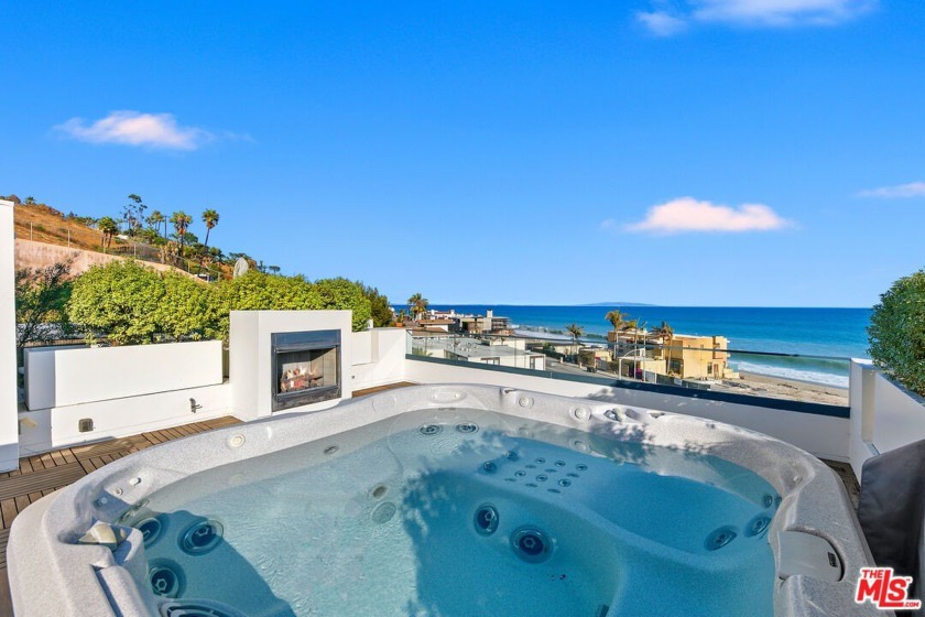 Experience the ultimate Malibu lifestyle at this ocean-view - Beach Townhome/Townhouse for sale in Malibu, California on Beachhouse.com