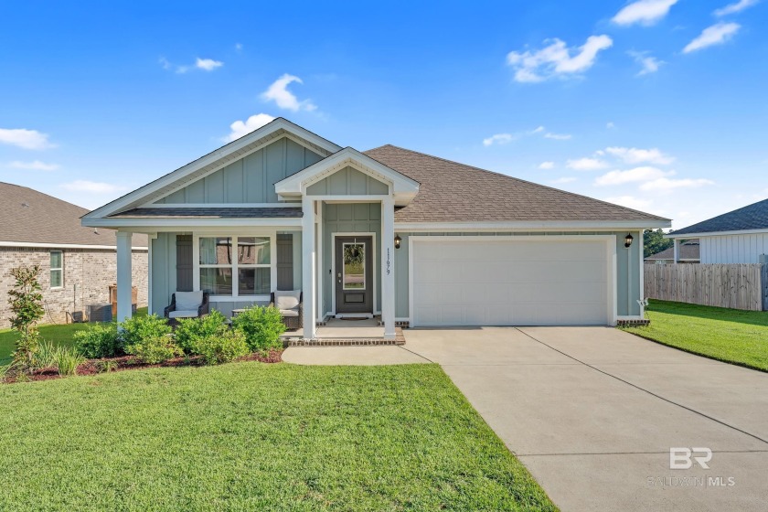 MOTIVATED SELLER! This beautifully updated Gold Fortified home - Beach Home for sale in Daphne, Alabama on Beachhouse.com