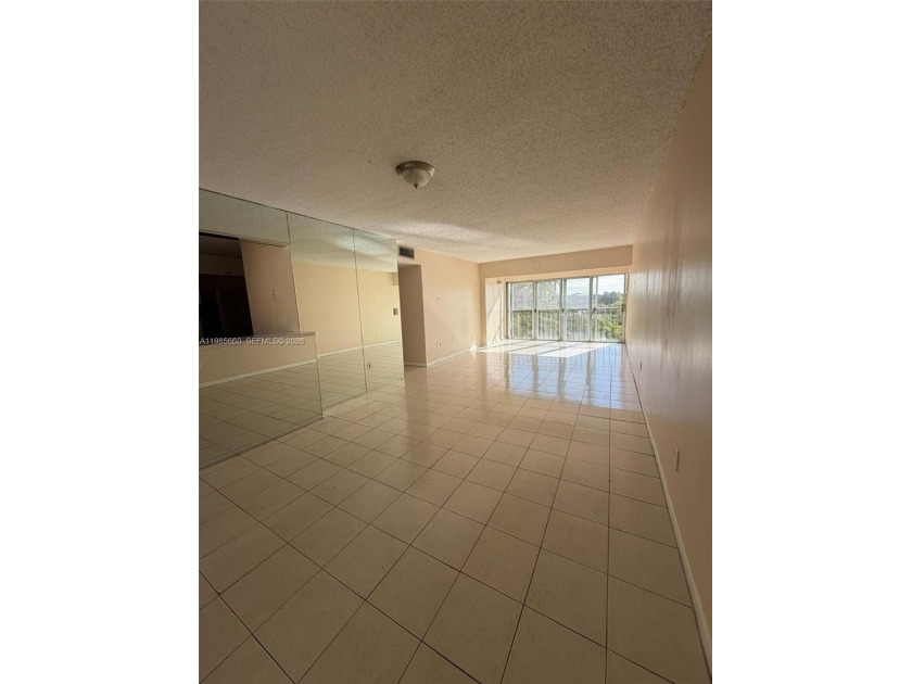 IDEAL FOR INVESTORS! Big apartment 1200 sqft. Currently occupied - Beach Condo for sale in Miami, Florida on Beachhouse.com
