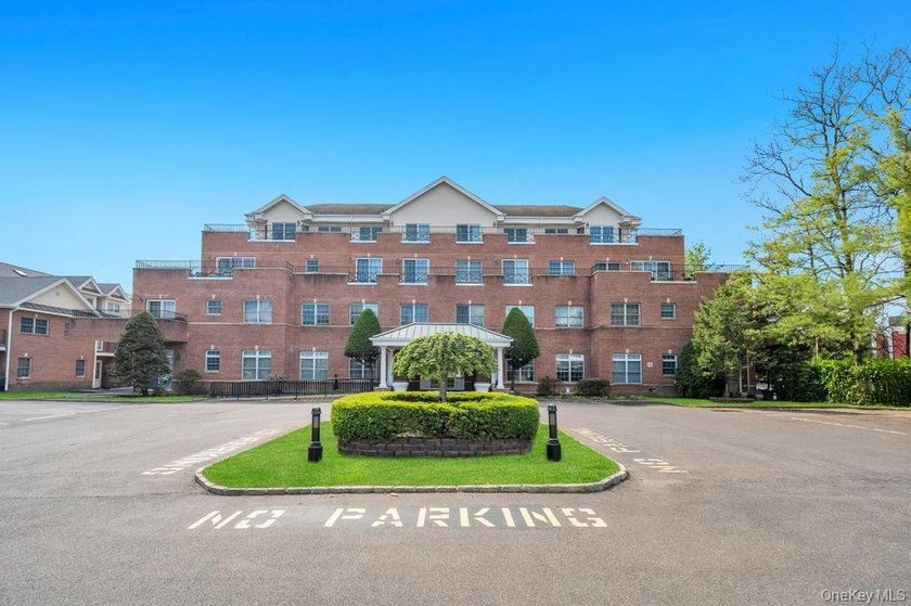 Rarely Available Corner Unit in Luxury 24-Hour Gated Community! - Beach Condo for sale in Great Neck, New York on Beachhouse.com