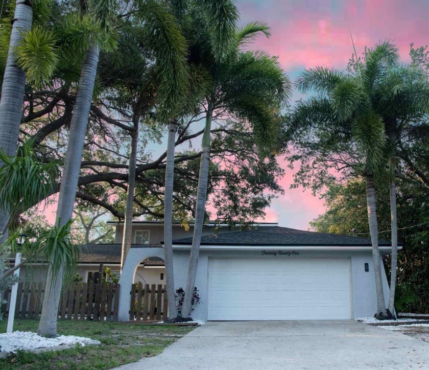 Welcome to this cozy house right by the lake! It's a peaceful - Beach Home for sale in Largo, Florida on Beachhouse.com