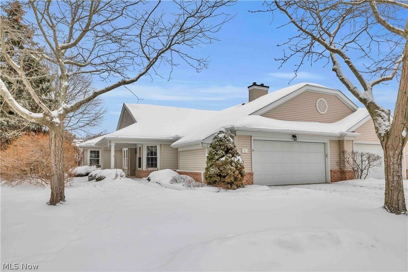 Come fall in love with this end-unit condo in desirable Towne - Beach Condo for sale in Avon Lake, Ohio on Beachhouse.com