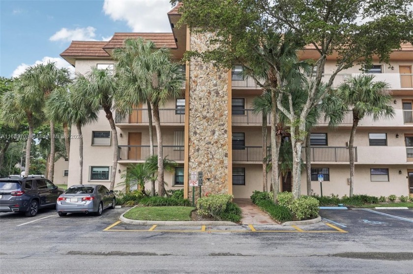 Beautiful light filled fully upgraded Lakeview Corner unit in - Beach Condo for sale in Tamarac, Florida on Beachhouse.com