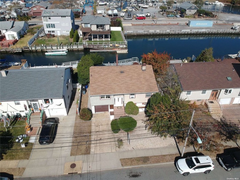 Boat Lovers Paradise!! A Few Houses From The Open Bay, Upper - Beach Home for sale in Freeport, New York on Beachhouse.com