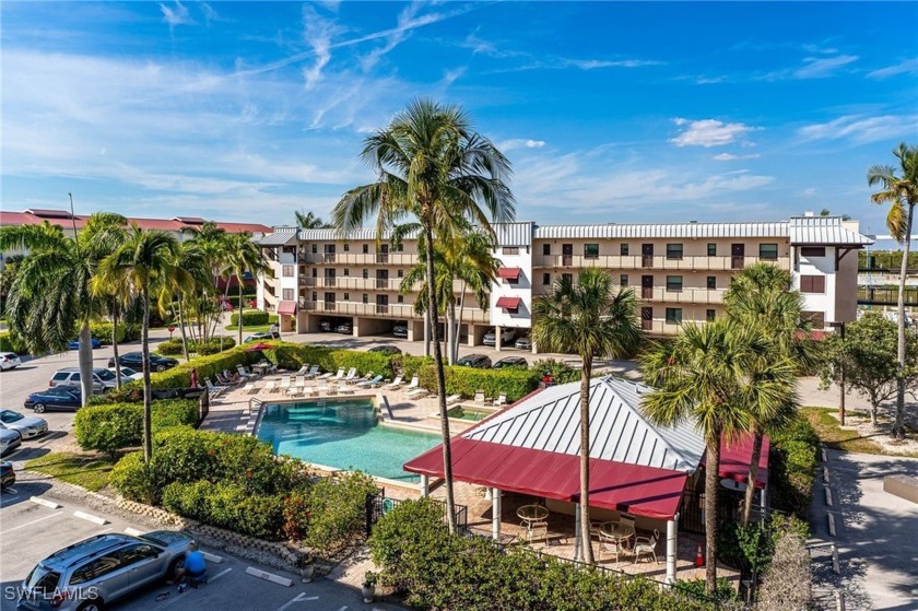 FANTASTIC LOCATION!!!! Waterfront Naples Condo blocks from the - Beach Condo for sale in Naples, Florida on Beachhouse.com