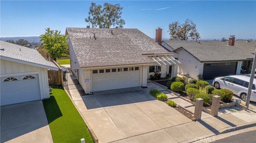 TWO-STORY PANORAMIC VIEW HOME JUST LISTED IN MISSION VIEJO! This - Beach Home for sale in Mission Viejo, California on Beachhouse.com