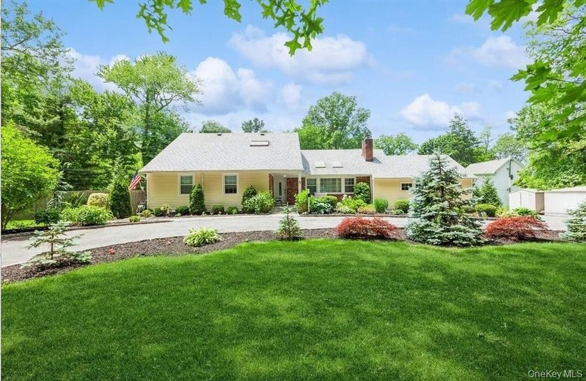 This farm ranch is on a private road off prestigious Duck Pond - Beach Home for sale in Glen Cove, New York on Beachhouse.com