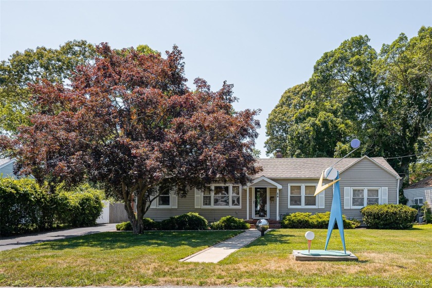 Discover your charming island retreat at 84 Country Club Road in - Beach Home for sale in Bellport, New York on Beachhouse.com