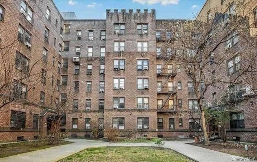Spacious high-floor condominium has approximately 1,884 square - Beach Condo for sale in Flushing, New York on Beachhouse.com