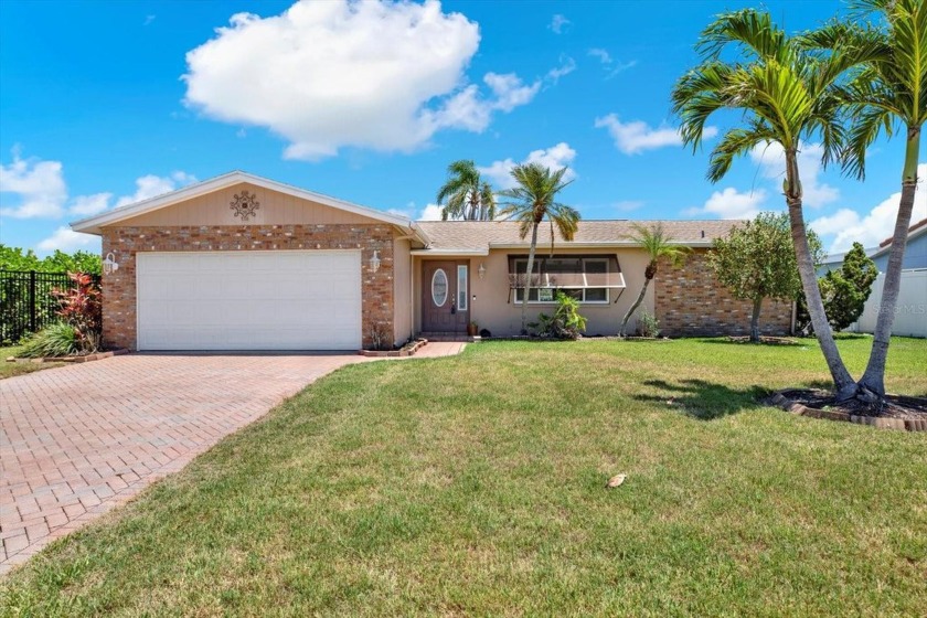 WATERFRONT POOL HOME IN HIGHLY DESIRABLE OAKHURST SHORES! - Beach Home for sale in Seminole, Florida on Beachhouse.com