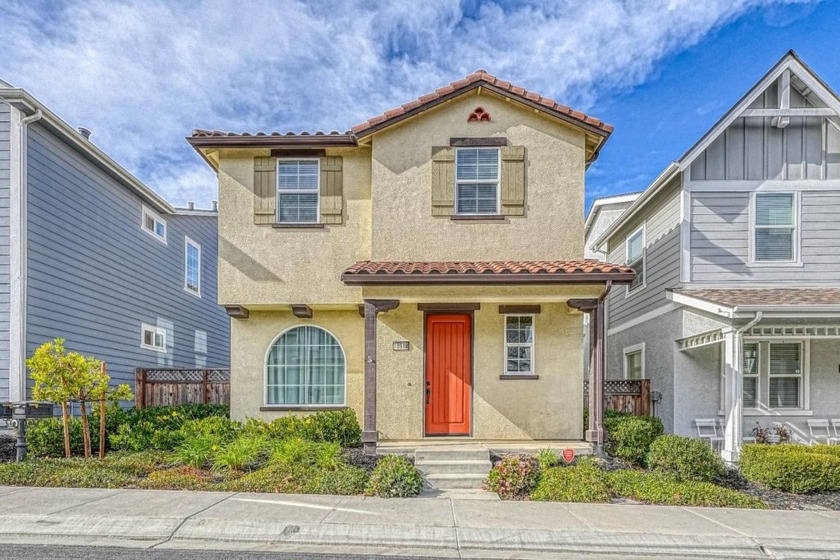 Welcome to this charming, lightly lived-in 3-bedroom, 2.5 - Beach Home for sale in Marina, California on Beachhouse.com