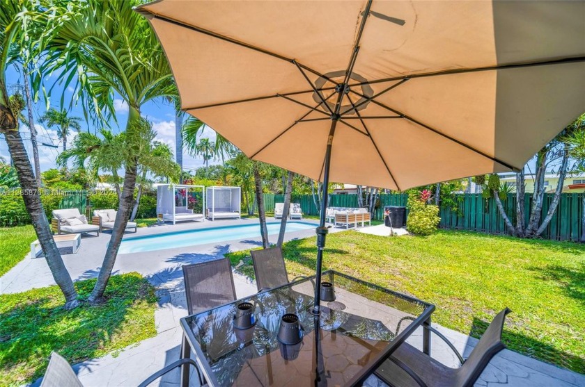 NO HOA >>  3 bedroom plus  office/den / 3 FULL BATHROOMS - Beach Home for sale in Hollywood, Florida on Beachhouse.com