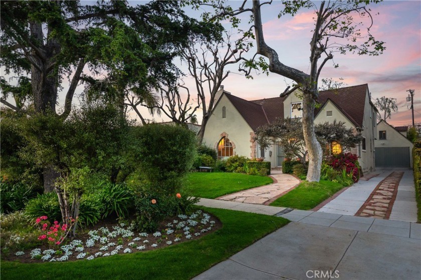 Welcome to this exquisite Santa Monica residence located in the - Beach Home for sale in Santa Monica, California on Beachhouse.com