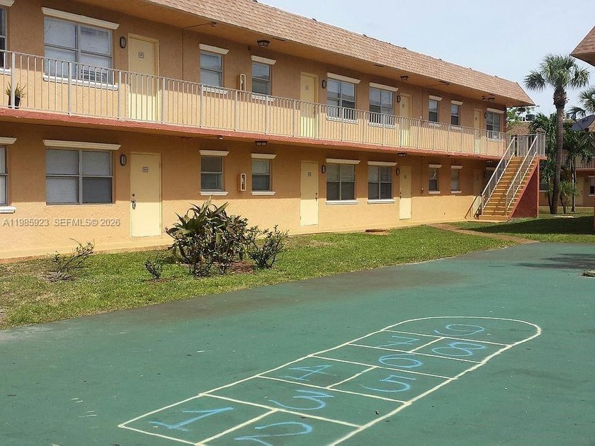 SPACIOUS 2 BEDROOM, 1 BATH CONDO LOCATED IN THE DESIRABLE COURTS - Beach Condo for sale in Oakland Park, Florida on Beachhouse.com