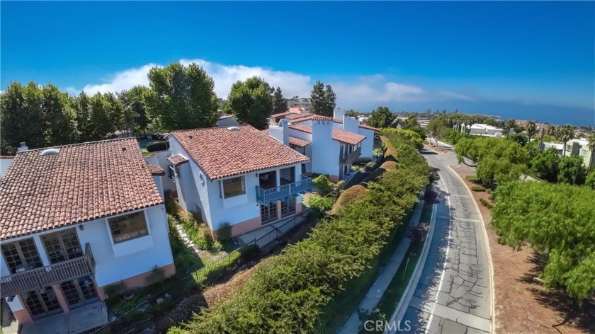 (Click the 360 icon above to watch the virtual tour... 1 minute - Beach Townhome/Townhouse for sale in Rancho Palos Verdes, California on Beachhouse.com