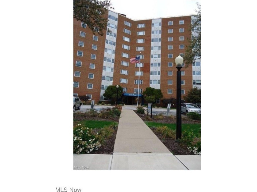 Excellent unit on a high floor, with an extensive city view, in - Beach Condo for sale in Lakewood, Ohio on Beachhouse.com