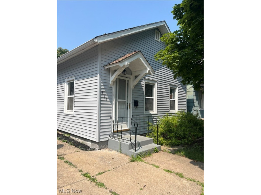 It's your lucky day, this property is turn key & available for - Beach Home for sale in Sandusky, Ohio on Beachhouse.com