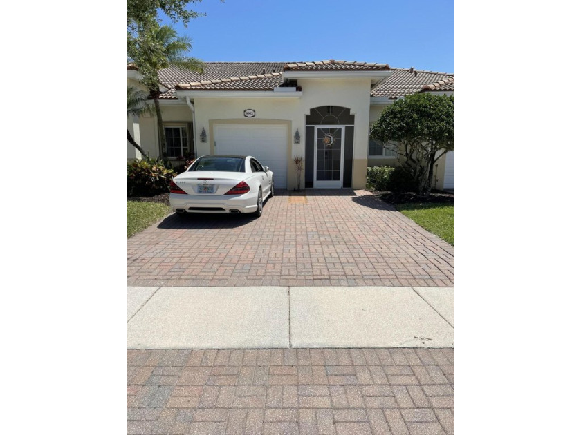 Country club living without the membership fees!  Spacious villa - Beach Townhome/Townhouse for sale in West Palm Beach, Florida on Beachhouse.com