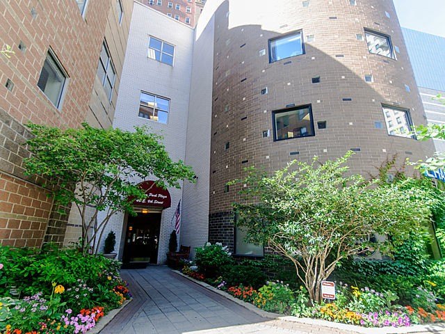 Experience comfort and convenience in this spacious 3-bedroom - Beach Condo for sale in Chicago, Illinois on Beachhouse.com
