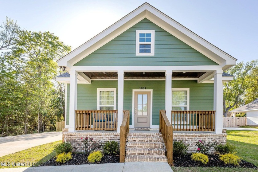 This is your lucky day! Fortunate for you the owner has been - Beach Home for sale in Ocean Springs, Mississippi on Beachhouse.com