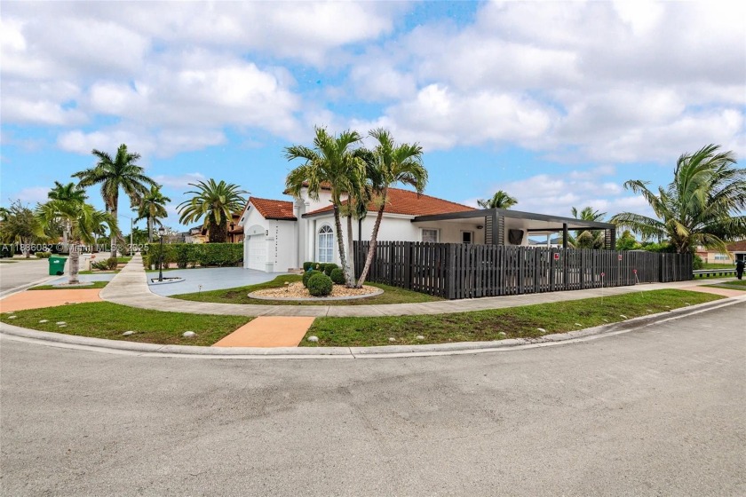 Beautiful Waterfront corner lot home with great lake views - Beach Home for sale in Miami, Florida on Beachhouse.com
