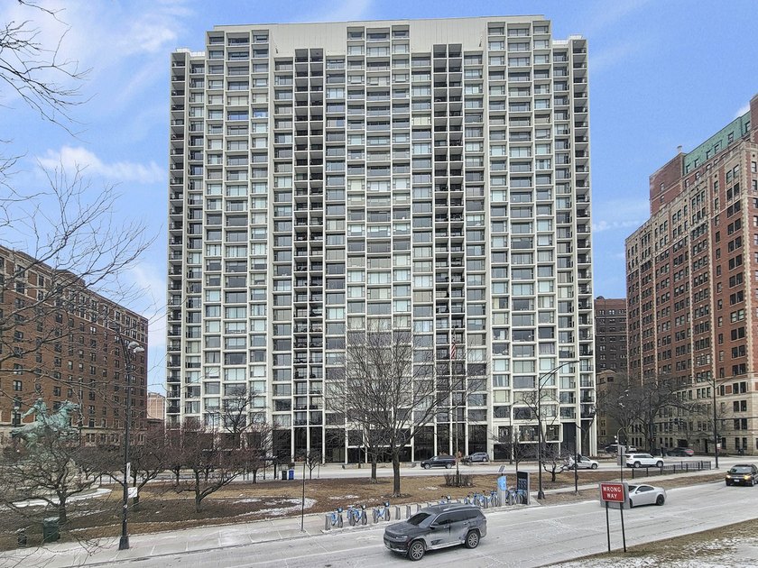 Spacious and bright 3- bedroom 2- bath home in sought after - Beach Condo for sale in Chicago, Illinois on Beachhouse.com
