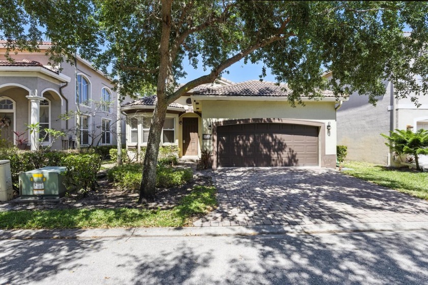 Charming and rare 1 story, ranch style home with low HOA - Beach Home for sale in Riviera Beach, Florida on Beachhouse.com