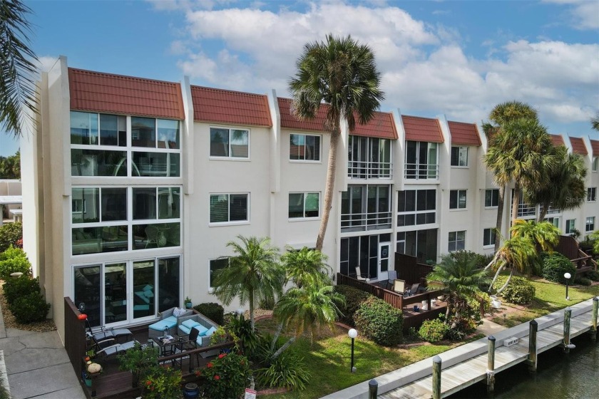 MOTIVATED SELLER! BEAUTIFULLY FURNISHED & UPDATED END UNIT - Beach Condo for sale in Venice, Florida on Beachhouse.com