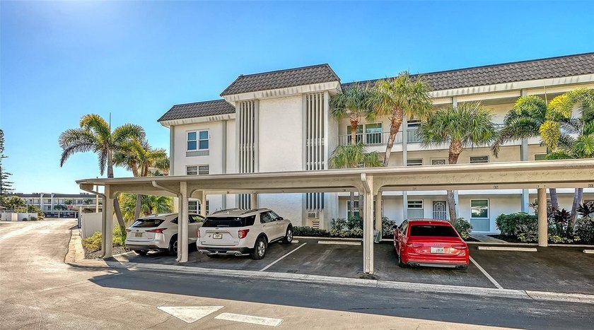 Investor alert. Great investment opportunity! Condominium is in - Beach Condo for sale in Longboat Key, Florida on Beachhouse.com