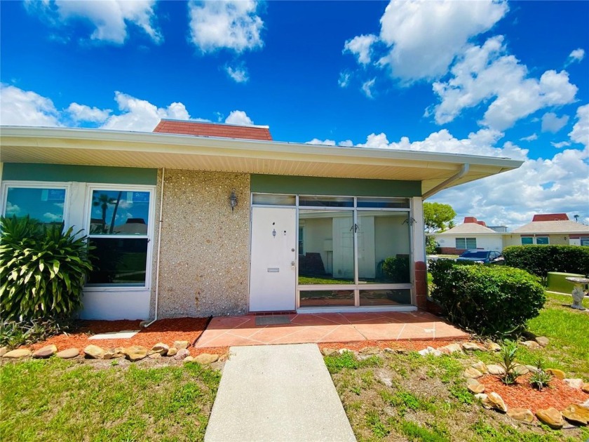 Beautiful corner unit.  This unit is a 2 bedroom 1 bathroom, the - Beach Condo for sale in Holiday, Florida on Beachhouse.com