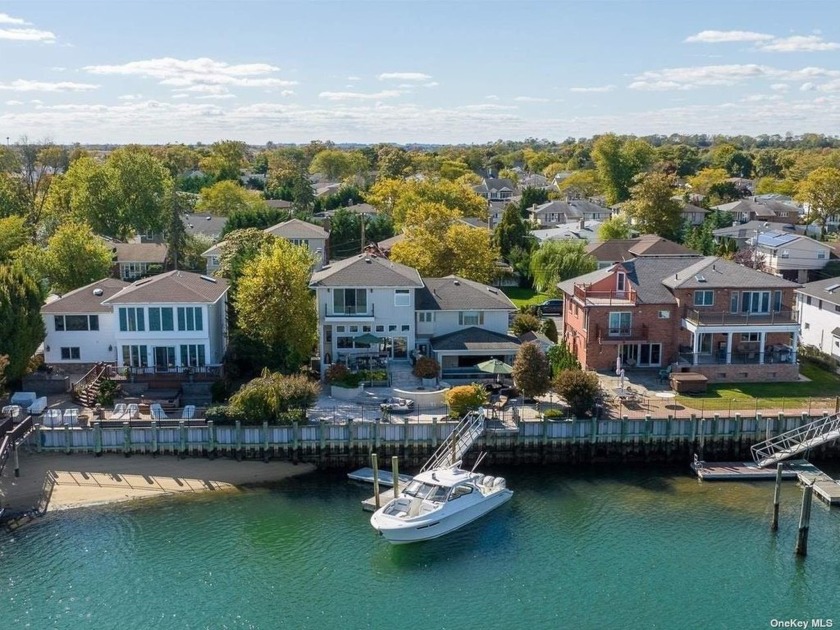 This remarkable waterfront residence in South Merrick seamlessly - Beach Home for sale in Merrick, New York on Beachhouse.com