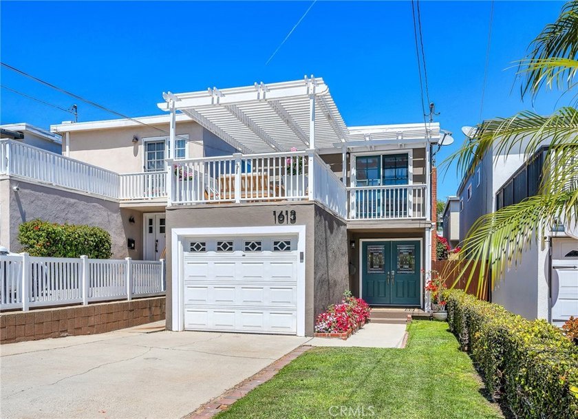 Move right in and enjoy the holidays in this gorgeous Golden - Beach Home for sale in Redondo Beach, California on Beachhouse.com