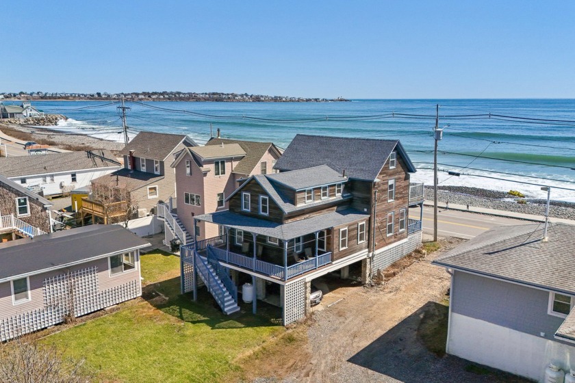 This classic seasonal cottage is absolutely idyllic! With its - Beach Home for sale in York, Maine on Beachhouse.com