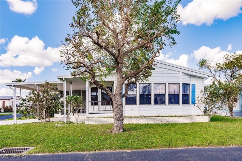 NICE PALM HARBOR HOME, DOUBLE CARPORT, HUGE SCREENED LANAI AREA - Beach Home for sale in North Fort Myers, Florida on Beachhouse.com