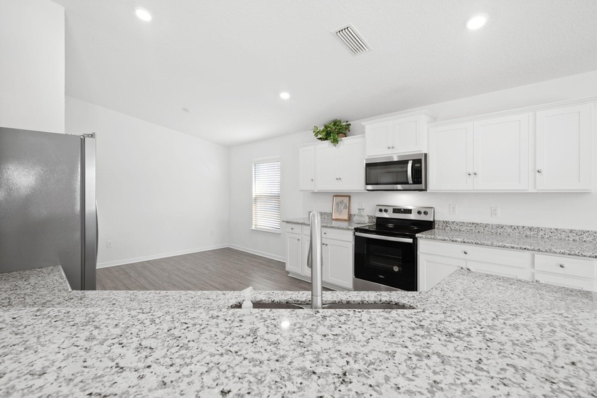 LIKE NEW, 2022 Holiday Builder Home in great neighborhood w/comm - Beach Home for sale in Freeport, Florida on Beachhouse.com