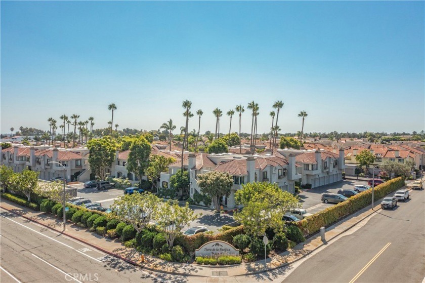 Walk into this completely remolded beach style condo.This 1 - Beach Condo for sale in Huntington Beach, California on Beachhouse.com