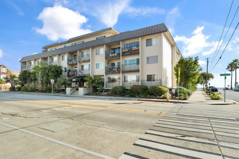 Charming ground floor studio condo with *roll out of bed* - Beach Condo for sale in Santa Cruz, California on Beachhouse.com