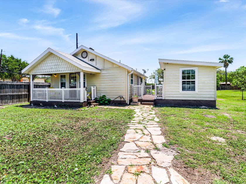 2 bed 1 bath, huge yard, screened porch with ceiling fans, near - Beach Vacation Rentals in Aransas Pass, Texas on Beachhouse.com