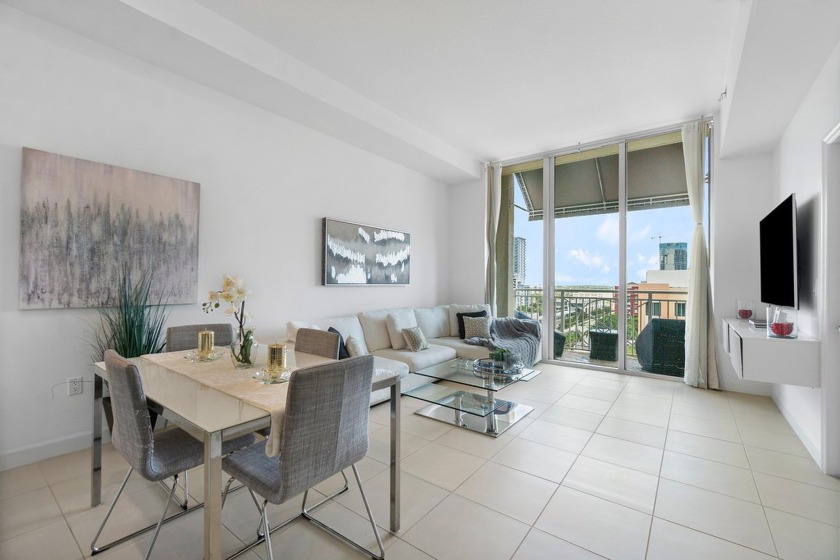 INVESTORS DREAM PENTHOUSE! Impeccably maintained 1 bed+Den/guest - Beach Condo for sale in West Palm Beach, Florida on Beachhouse.com