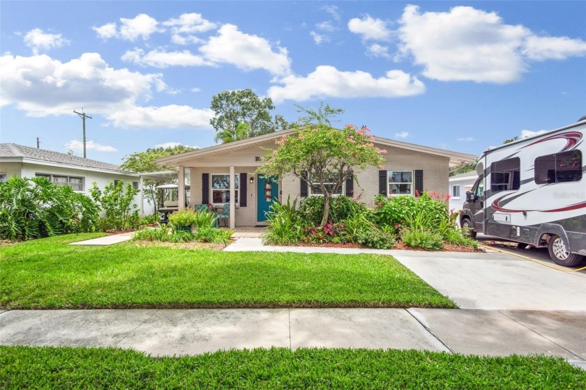 Absolutely beautiful home in Highly Desired ~ Davis Island! This - Beach Home for sale in Tampa, Florida on Beachhouse.com