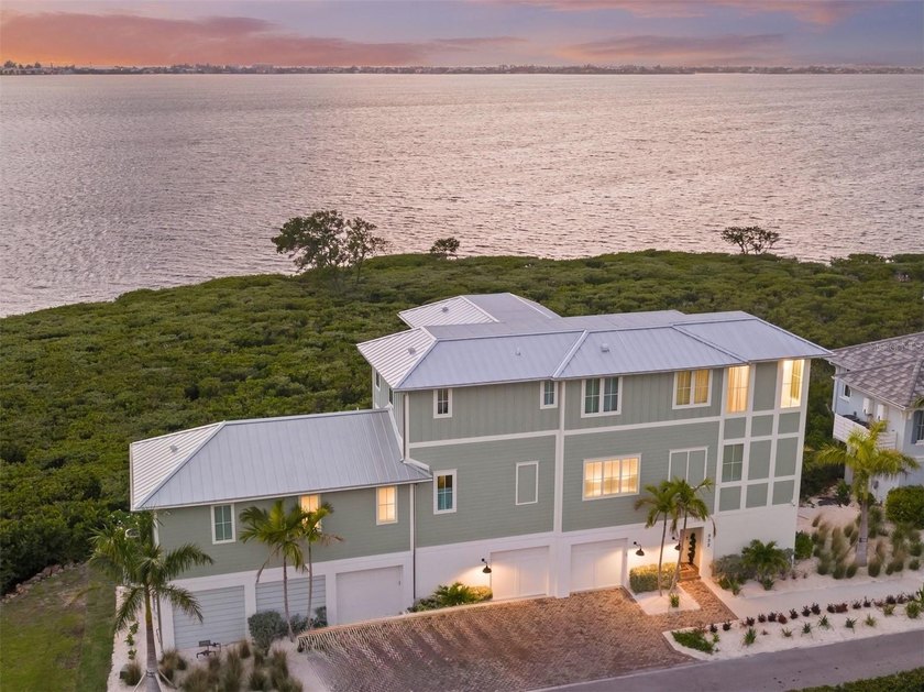 RARE LUXURY WATERFRONT OPPORTUNITY IN HARBOUR ISLE! Enjoy - Beach Home for sale in Bradenton, Florida on Beachhouse.com